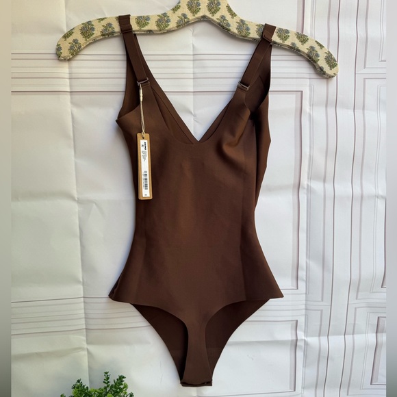 SKIMS BODY UNLINED PLUNGE
THONG BODYSUIT COCOA Brown V-Neck Bodysuit XS New - Picture 9 of 13